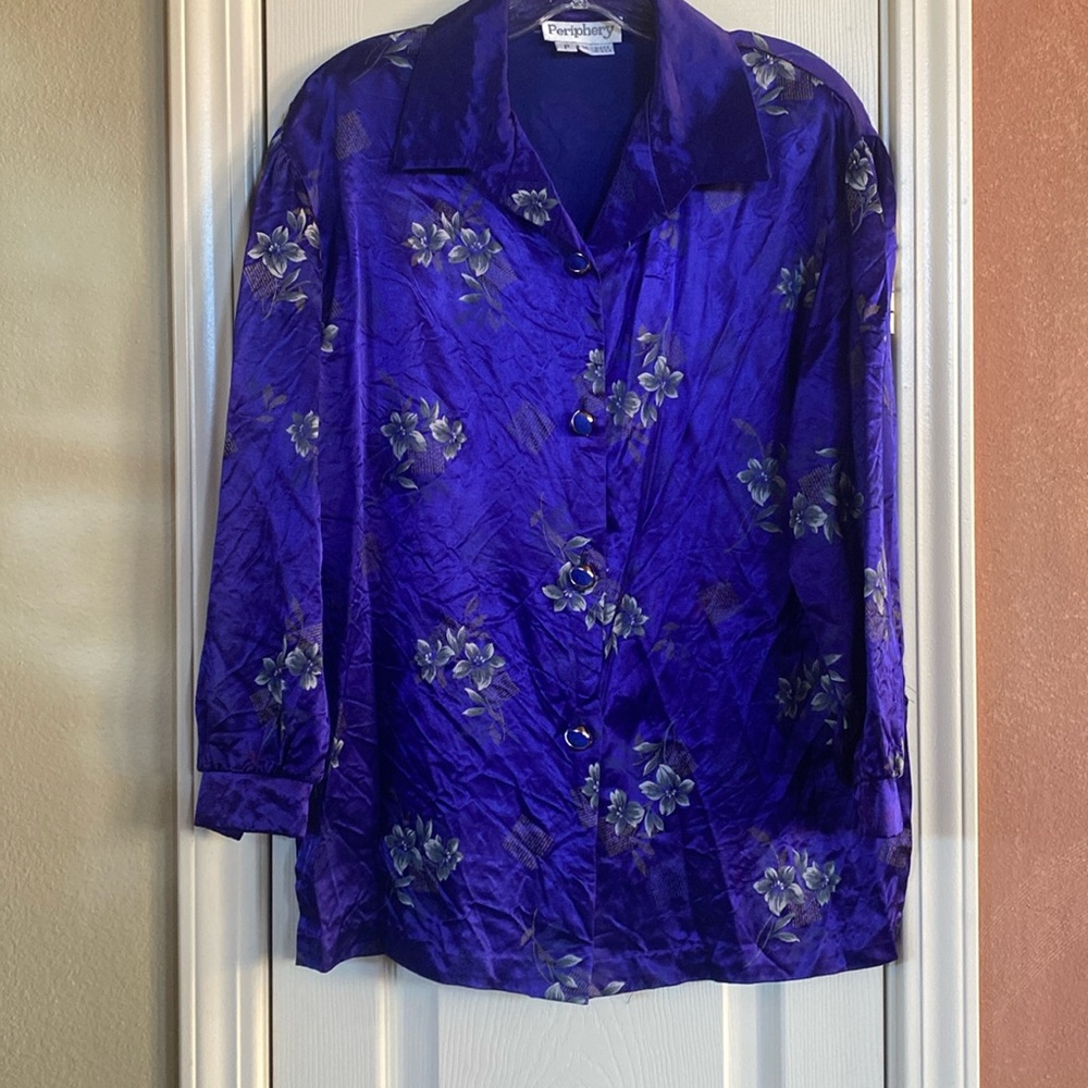 Luxurious feeling Rayon jacket. Exquisite buttons